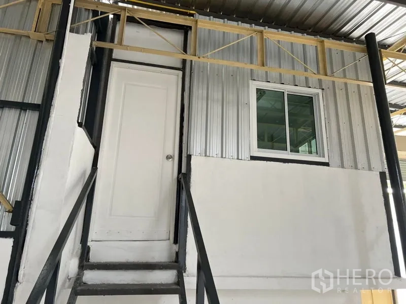货栈 出租在Suan Luang, Bangkok - 仓库内的夹层办公室，带门窗，通过黑色金属楼梯进入