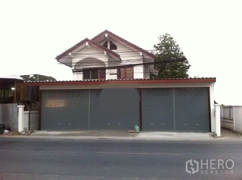 货栈 出租在Lam Luk Ka, Pathum Thani - 临街仓库，三扇金属卷闸门，上方带山墙二层。