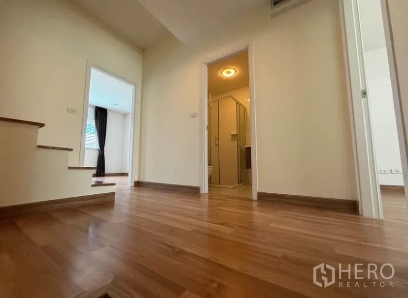Townhouse for rent in Suan Luang, Bangkok - Hallway to shower bathroom between bedrooms on the upper floor.