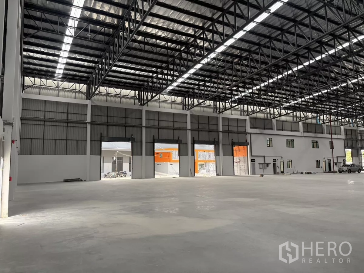Factory for rent in Bang Pakong, Chachoengsao - Production floor facing roller shutter bays and internal office frontage.
