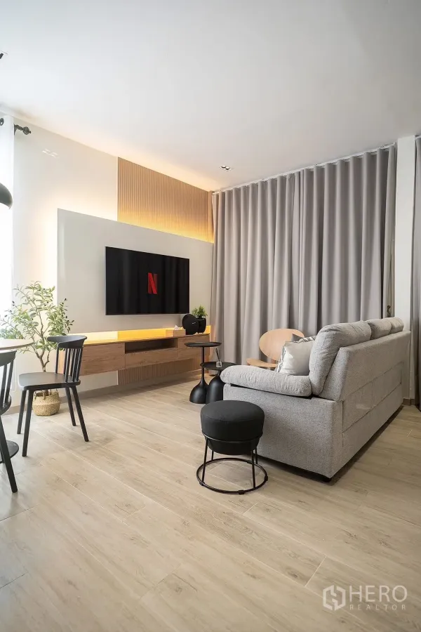 Detached House for rent in Huai Khwang, Bangkok - Lounge with full-height curtains, floating TV cabinet and accent lighting.