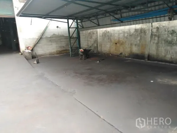 Factory for rent in Saphan Sung, Bangkok - Covered loading bay with concrete floor and steel roof at Bangkok factory.