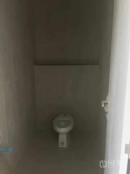 Retail Space for rent in Khlong Toei, Bangkok - Tiled restroom with toilet installed inside the retail unit.