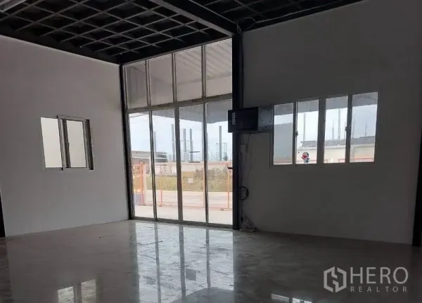 Factory for rent in Lat Lum Kaeo, Pathum Thani - Glass-fronted office facing the yard with polished floors and natural light.