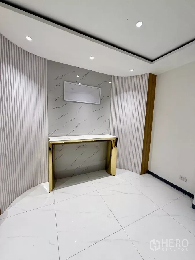 带办公室的家 出租或出售在Wang Thonglang, Bangkok - 玄关桌与大理石背景墙的特写。