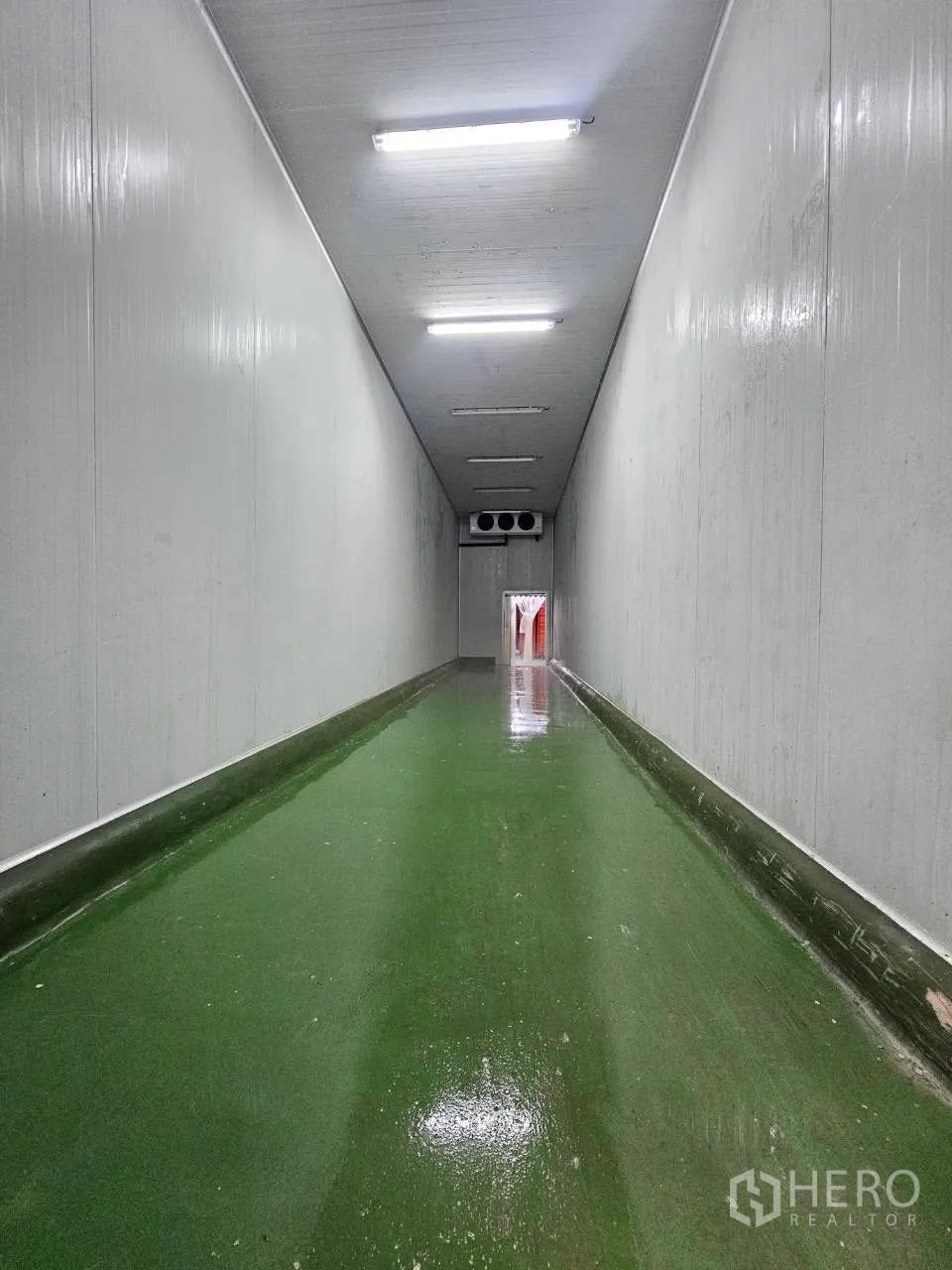 Factory for rent in Mueang Samut Sakhon, Samut Sakhon - Long chilled corridor with green epoxy floor leading to cooling unit.
