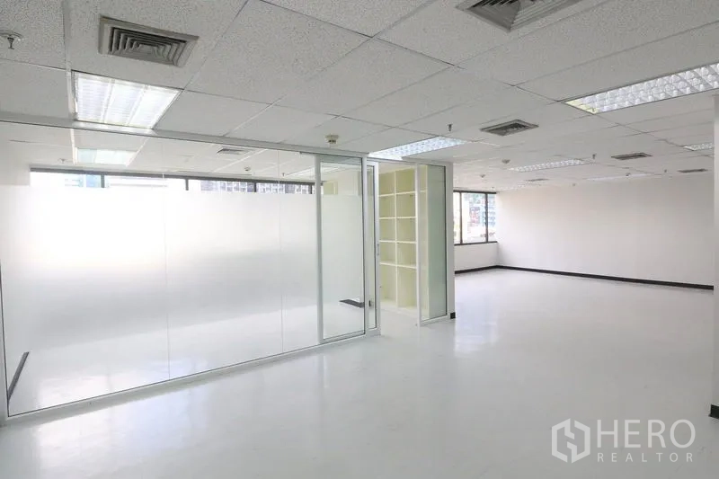สำนักงาน ให้เช่าในBang Rak, Bangkok - โซนสำนักงานกั้นกระจกฝ้า มีห้องประชุมและชั้นวางบิวท์อิน