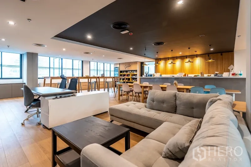 ออฟฟิศ for rent in Bang Rak, Bangkok - โซนเลานจ์และแพนทรีพร้อมโซฟา โต๊ะสูง และเคาน์เตอร์บาร์ยาว