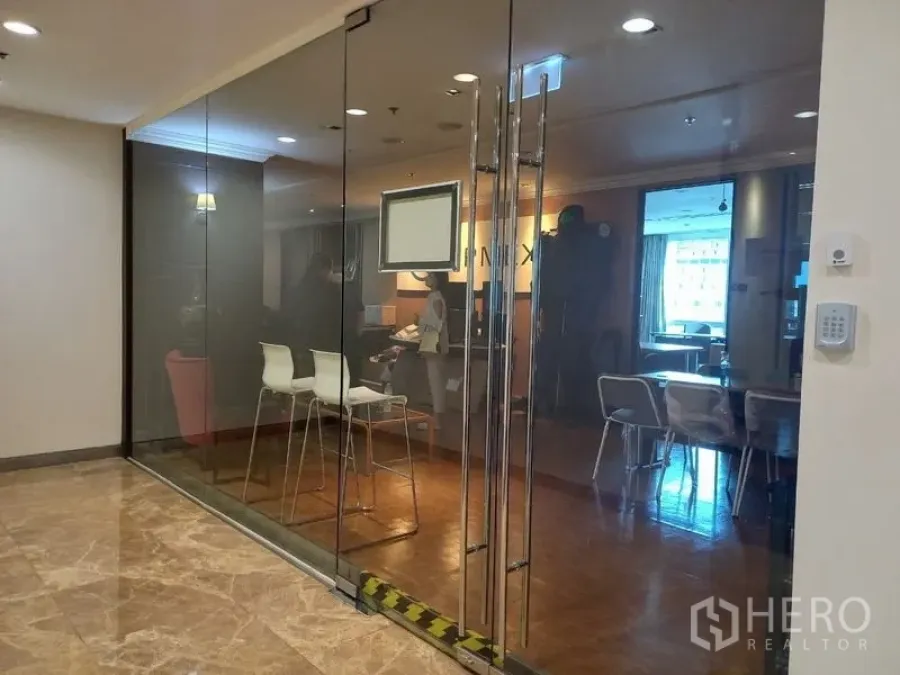 สำนักงาน ให้เช่า - ทางเข้าออฟฟิศกระจกเต็มบาน ประตูคู่ พร้อมเก้าอี้บาร์และพื้นที่ประชุมมองเห็นได้
