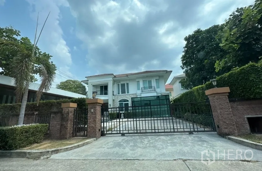 Detached House for sale - Gated two-storey detached house with white facade, stone accent, glass foyer and wide driveway in Pak Kret, Nonthaburi.