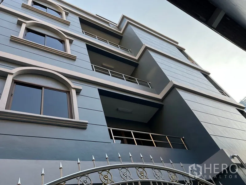 Home Office for rent in Pathum Wan, Bangkok - Modern multi-storey home office exterior in Pathum Wan with arched windows and balconies.