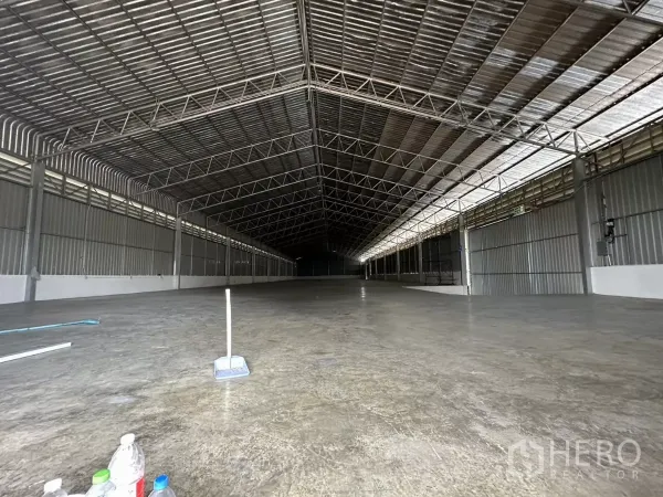 คลังสินค้า ให้เช่าในLat Krabang, Bangkok - ภายในโกดังแบบสเปซโล่งไร้เสากลาง หลังคาโครงเหล็ก พื้นคอนกรีตเรียบพร้อมวางชั้นวางสินค้า