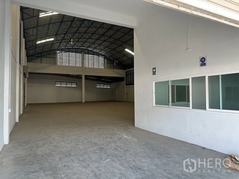 工厂 出租在Bang Bo, Samut Prakan - 仓库入口，宽敞内部与临窗办公室，高挑钢架屋顶。
