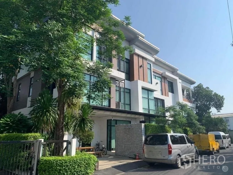สำนักงานที่บ้าน ขายในWang Thonglang, Bangkok - มุมมองอาคารโฮมออฟฟิศสมัยใหม่ รายล้อมด้วยต้นไม้และที่จอดรถภายใน