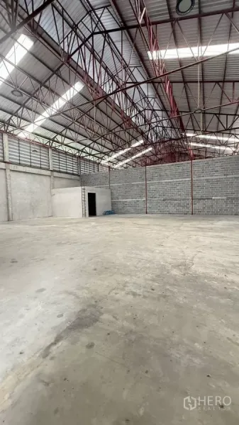 货栈 出租在Min Buri, Bangkok - 宽阔仓储区域，采光天窗、钢梁与砌块隔墙清晰可见。