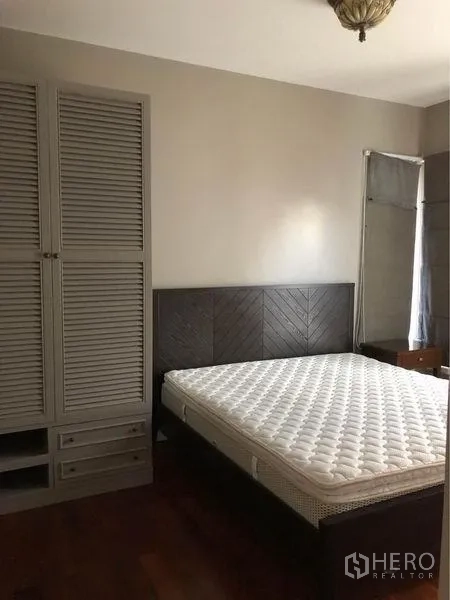 Detached House for rent or sale in Prawet, Bangkok - Bedroom with built-in wardrobe and double bed in neutral tones.
