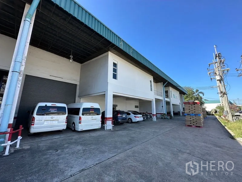 Factory for rent in Si Racha, Chon Buri - Factory exterior in Si Racha with covered loading bay, roller shutter door and spacious parking area.