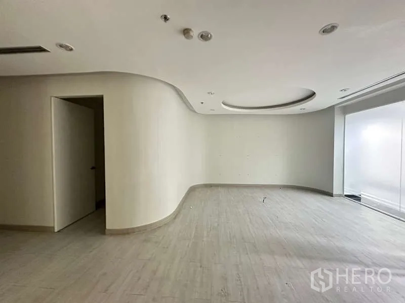 零售空间 出租在Pathum Wan, Bangkok - 开放展厅，圆形凹顶与大展示窗。