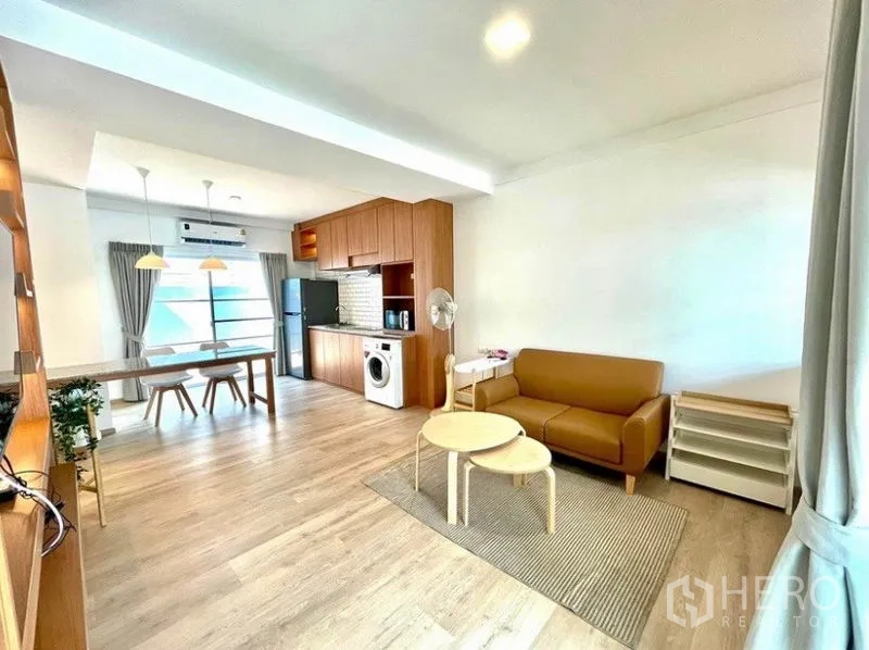 联排别墅 出租在Prawet, Bangkok - 采光明亮的客餐厅一体空间，木地板与内置厨房。