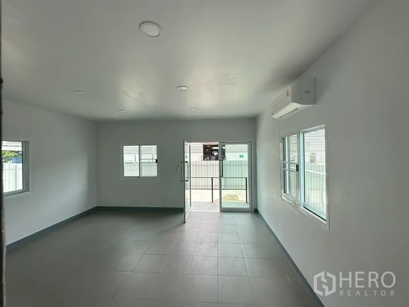 工厂 出租在Khlong Luang, Pathum Thani - 带空调的办公室，窗户与推拉门通向院场。