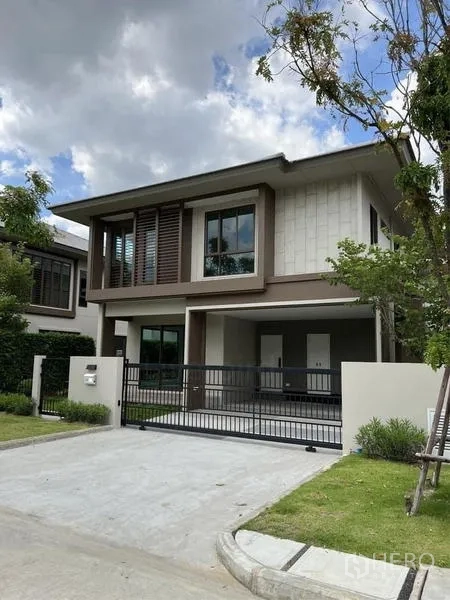 Detached House for sale in Bang Kapi, Bangkok - Modern two-storey detached house with gated carport and lawn in a secure community in Bang Kapi, Bangkok.