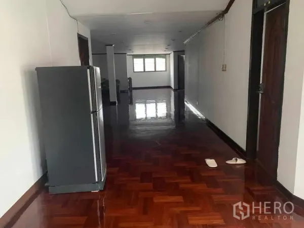 独立式住宅 出售在Huai Khwang, Bangkok - 室内长走廊，亮面木地板与充足采光。