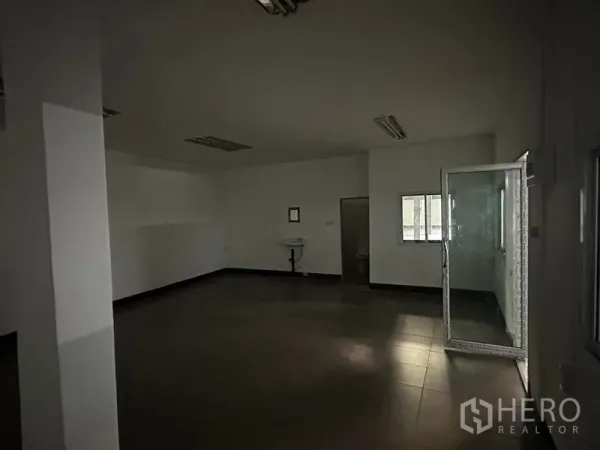 คลังสินค้า ให้เช่าในKhan Na Yao, Bangkok - ห้องออฟฟิศภายใน พื้นกระเบื้อง ประตูกระจก มีอ่างล้างมือ