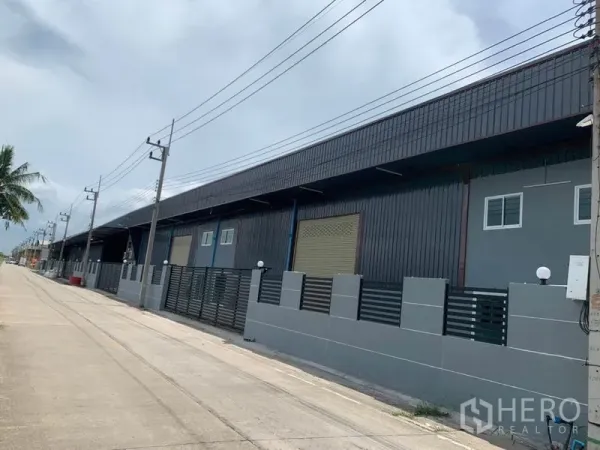 工厂 出租在Khlong Luang, Pathum Thani - 空銮区沿电线和混凝土路排列的长排仓厂房。