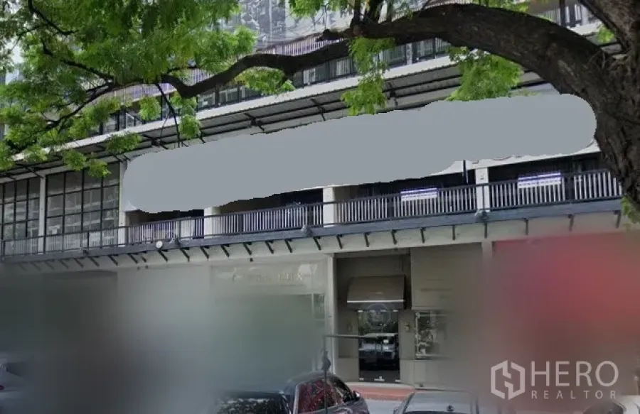 零售空间 出租在Khlong Toei, Bangkok - 曼谷空堤区临街商铺外观，整面玻璃门面、带顶人行道与绿荫大树