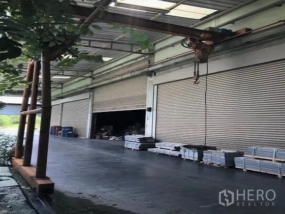 工厂 出售在Khlong Luang, Pathum Thani - 多道卷闸门沿遮雨装卸走道，配有起重滑车。