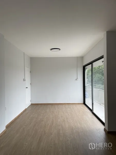 Home Office for rent in Khlong Toei, Bangkok - Spacious bedroom or office with balcony access via large glass slider