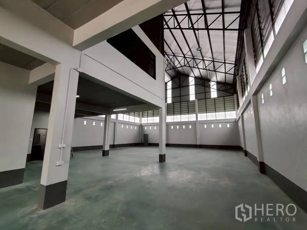 Factory for rent in Krathum Baen, Samut Sakhon - High-ceiling warehouse zone with steel truss roof and clerestory-style windows.