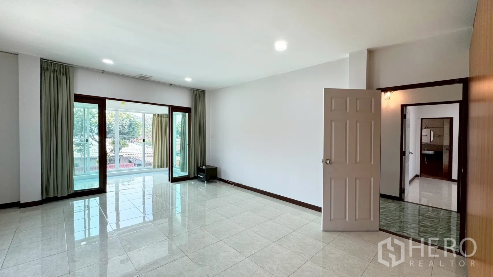 บ้านเดี่ยว for rent in Suan Luang, Bangkok - พื้นที่นั่งเล่นสว่าง พื้นกระเบื้องเงา ประตูกระจกบานเลื่อนเชื่อมสู่ระเบียงกระจก