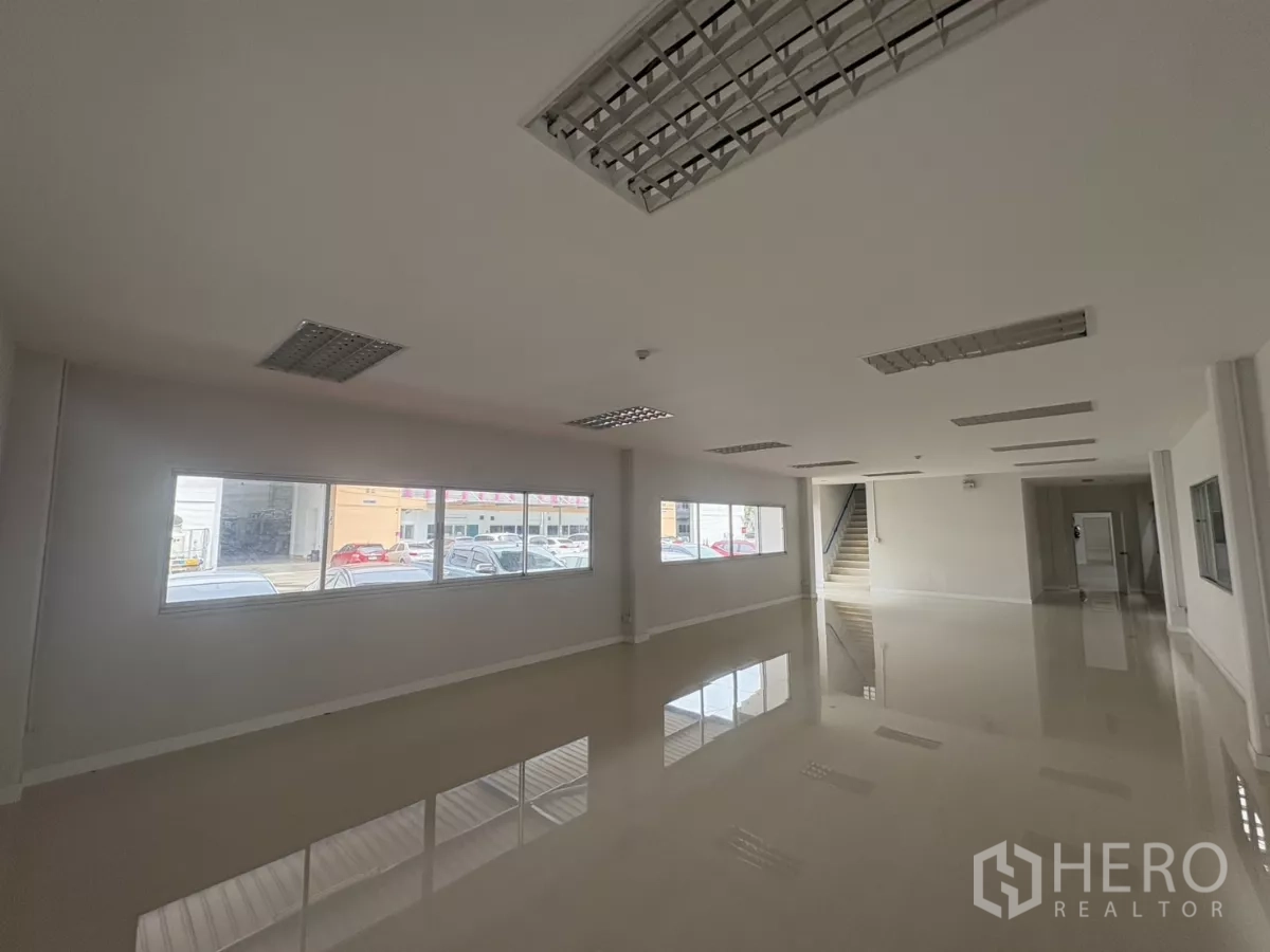 Factory for rent in Bang Phli, Samut Prakan - Stair landing with a glass-block feature and sliding doors to the office.