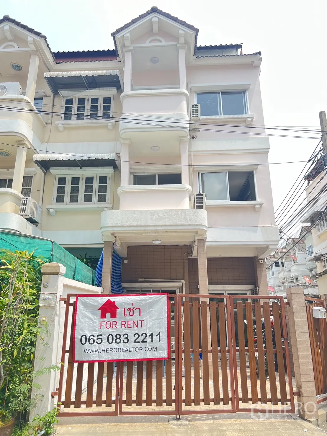 联排别墅 出租在Khlong Toei, Bangkok - 三层联排住宅外立面，带阳台与推拉栅门。