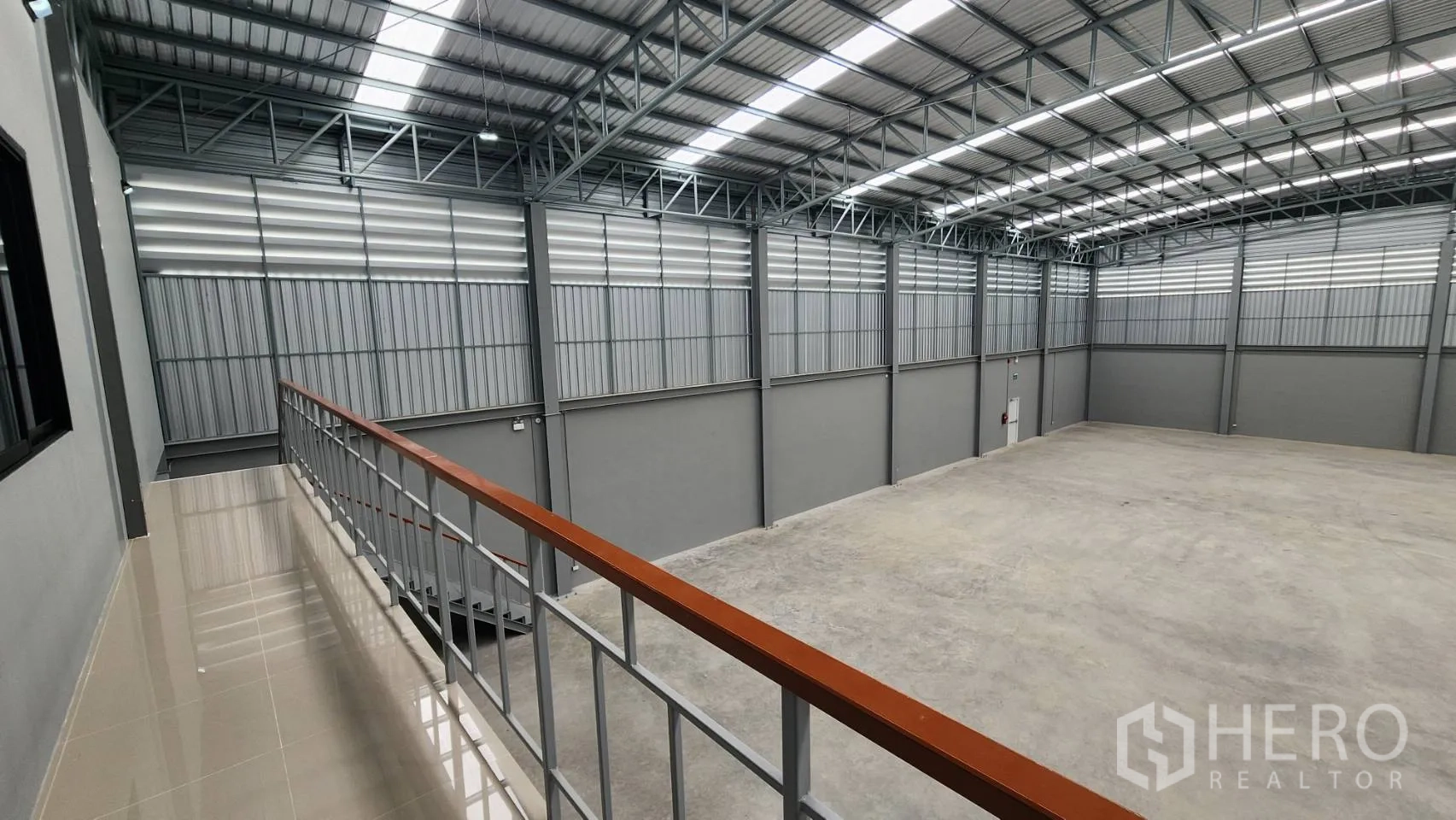 Factory for rent or sale in Bang Bo, Samut Prakan - Mezzanine walkway with railing overlooking the main production area and insulated metal walls.