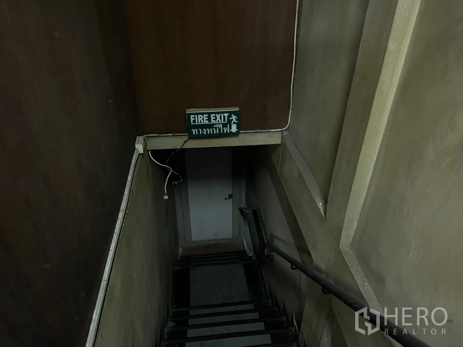 Retail Space for rent in Khlong Toei, Bangkok - Fire exit stairwell with handrails and directional sign.