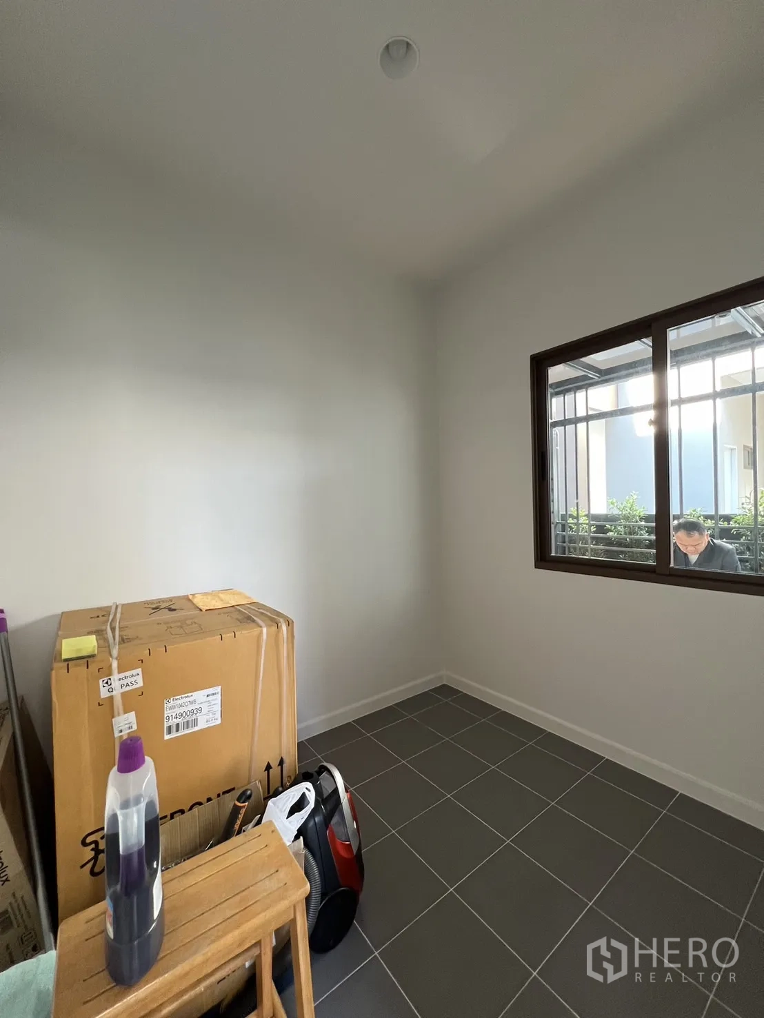 Detached House for rent or sale in Bang Kapi, Bangkok - Maid bathroom with handheld shower, tiled walls and toilet.