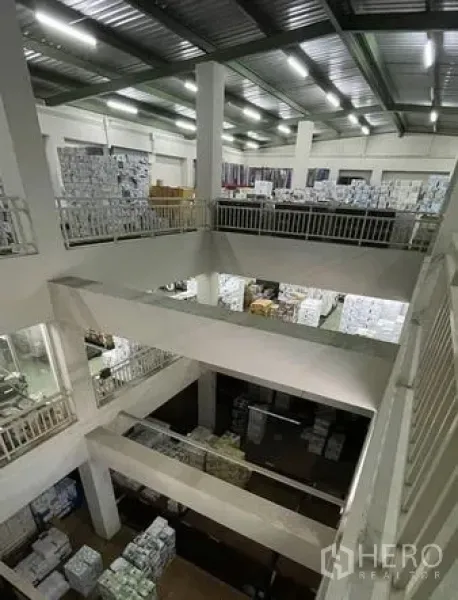 货栈 出售在Bangkok Yai, Bangkok - 多层夹层存储空间，层高高，设安全护栏。