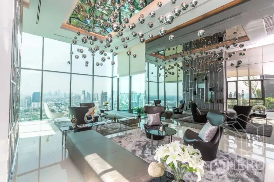 Condominium for rent in Khlong Toei, Bangkok - Sky lounge with floor-to-ceiling windows, mirrored ceiling art and panoramic Bangkok city views.
