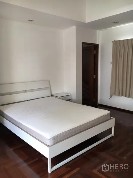 联排别墅 出租在Watthana, Bangkok - 宽敞卧室，双人床、木地板，带套卫门口。