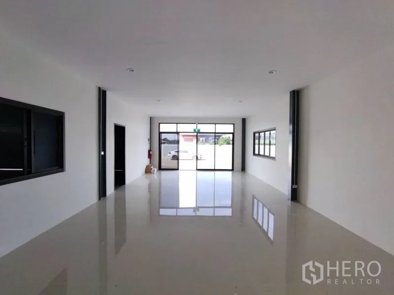 货栈 出租在Bang Phli, Samut Prakan - 一层办公室，亮面地砖与玻璃正门入口。