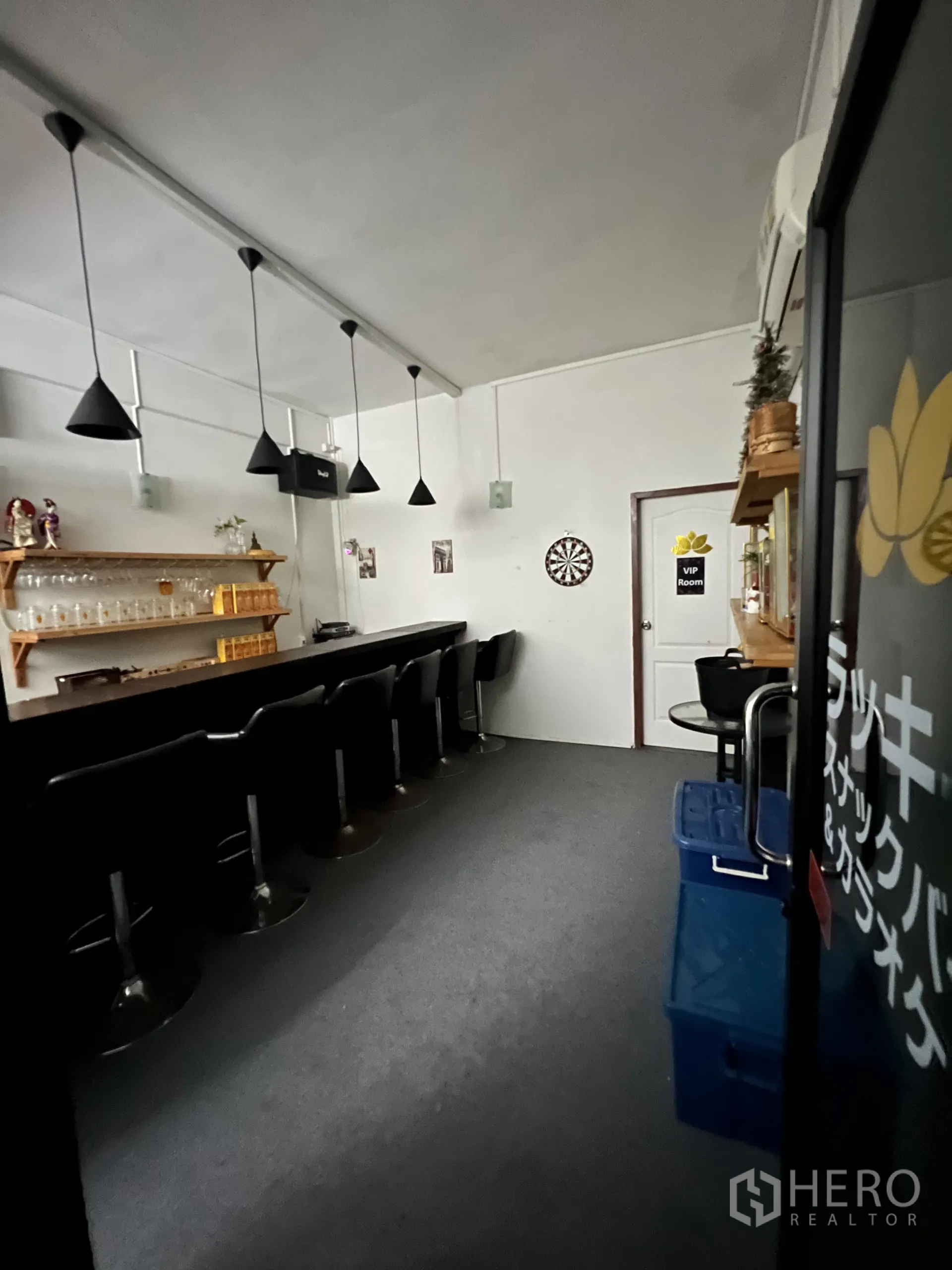Shophouse for rent in Khlong Toei, Bangkok - Narrow lounge with bar seating, wall display shelf and a VIP room door.