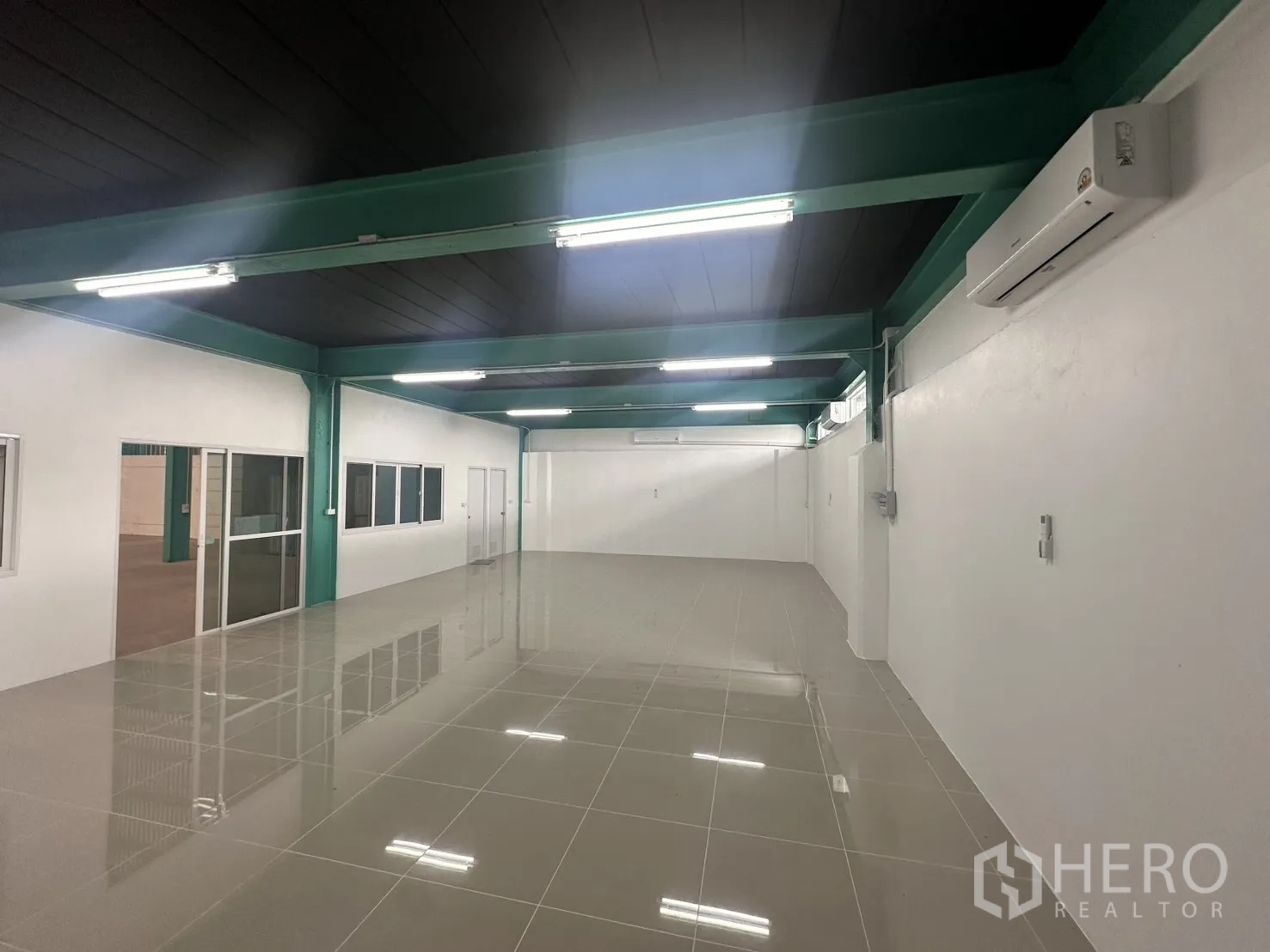 Warehouse for rent in Sai Noi, Nonthaburi - Finished office space with tiled flooring, air-conditioning units, and overhead lighting.