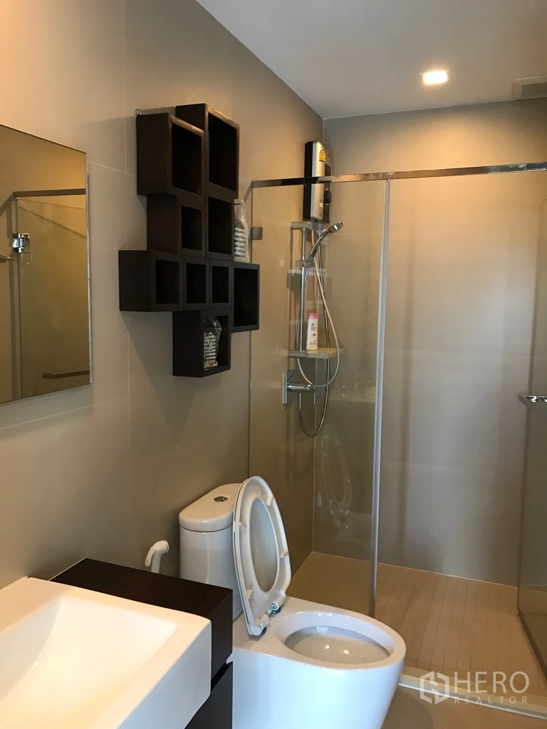Townhouse for sale in Suan Luang, Bangkok - Contemporary bathroom with glass-enclosed shower, vanity and shelving