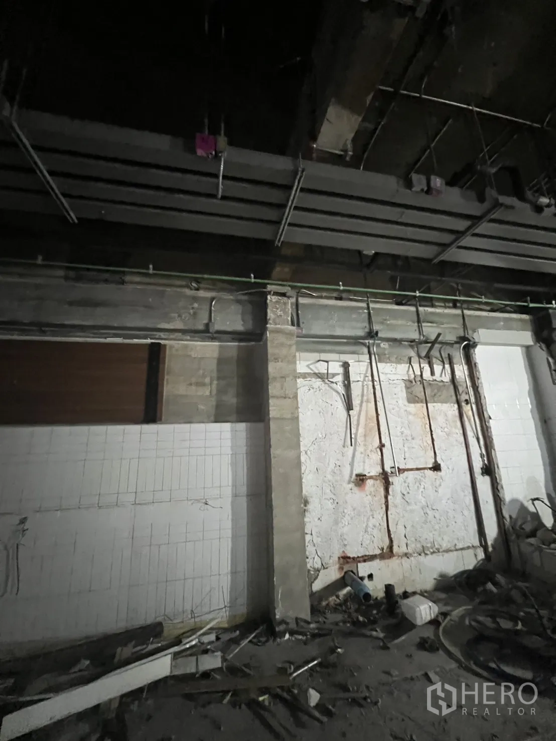 店屋 出租在Bang Rak, Bangkok - 室内墙面，外露管道、混凝土梁与部分瓷砖
