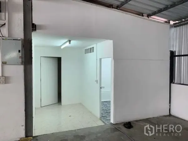 Warehouse for rent in Mueang Pathum Thani, Pathum Thani - Compact internal office with white walls, tiled floor and fluorescent lighting inside the warehouse.