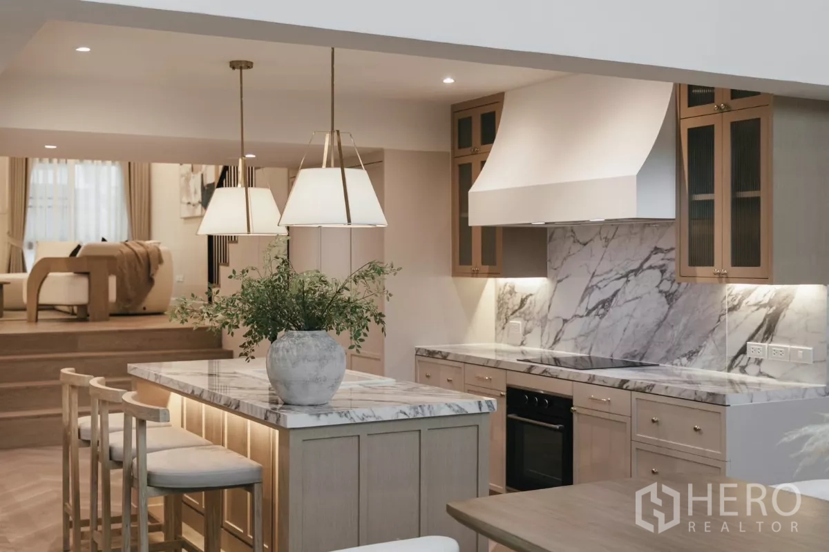 Townhouse for rent in Watthana, Bangkok - Close-up of marble backsplash, countertops and custom cabinetry in the Western kitchen.