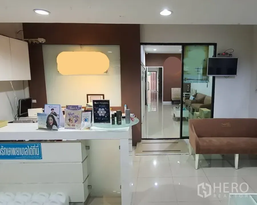 Home Office for rent in Chatuchak, Bangkok - Reception counter of a clinic-fitted home office with glass partition in Chatuchak, Bangkok.