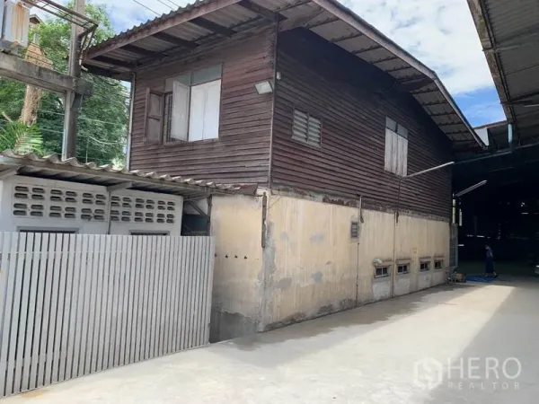 货栈 出租在Yan Nawa, Bangkok - 仓库旁的木质办公楼与混凝土通道及金属栅栏